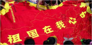 江西赣州两商贩互扔草莓,目击者:比价起争执,有个商贩草莓扔完了