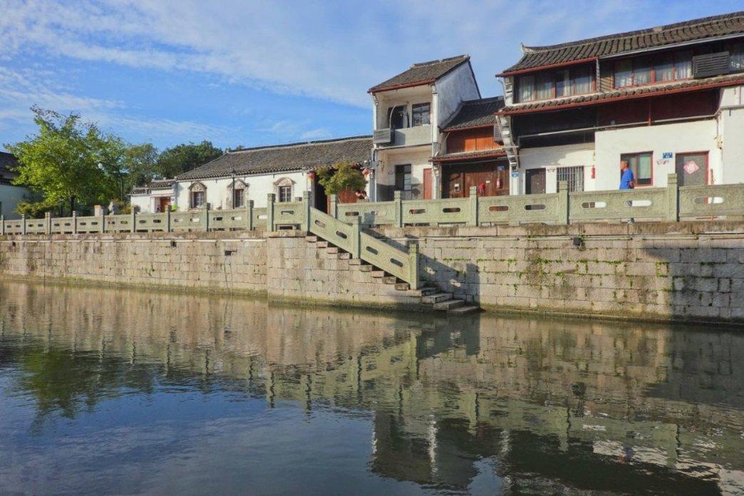 俄驻韩大使官邸哨所被汽车冲撞:岗亭大幅倾斜 警卫身受重伤